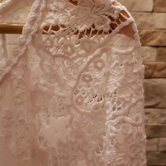 White lace top. "LILLY MASON" - Picture 7 of 15